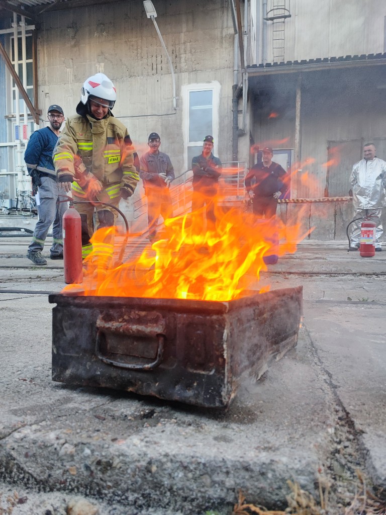 Szkolenie przeciwpożarowe — demonstracja gaszenia
